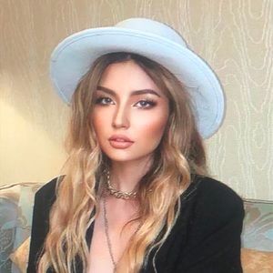 Meet your Posher, Hilda